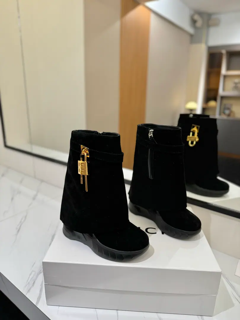 GIVENCHYKifanshi.2023New slope and lean shark boots. Fashion-brained boots., The Frenzy of the San Francisco. I'm a fan of my pants and boots., Increase, Thin. Classic version upgrades, Full-cut leather. It's a good thing., The Great Golden Construction Original1:1Development, The legs are covered with leather beams. Direct-winder design, No leg-scree. The side of the metal buttons is made of silver and gold. Asymmetric4G LOGOMetal lock Almond-shaped shoes. One slope and one...10.5cm, Front palm high.: 3.5cm ❶Fabulous.: High-swiss-lighted cow revelry. ❷Liner: Bullskins. ❸Codes: 35～39（40, I'll make sure I don't change it.） ❹Packaging: The whole old package.