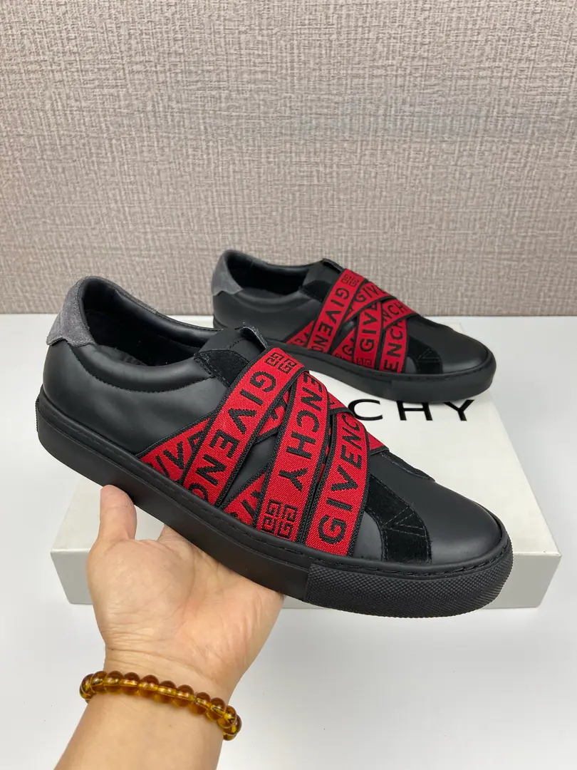 Sell(New paragraph) Match: 38One.44(45, 46Do it.) Soft cow leather low gang sneakers. Urban StreetSeries Precision Department Money Back up and back.GIVENCHY Paris LOGO Leather inside., I'm not sure.GIVENCHY Paris LOGOStamps Flexible and comfortable.