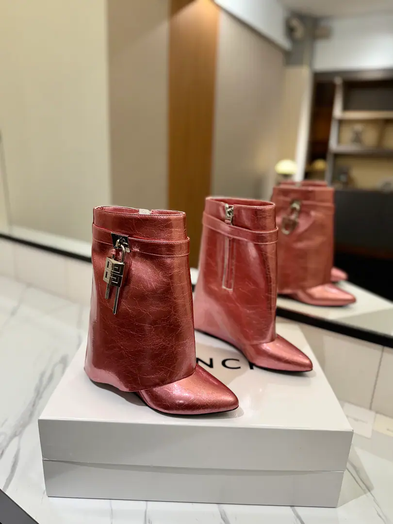 Counter-grade custom version GIVENCHY2026/𝐒𝐒 𝐧𝐞𝐰 New high heel of wrinkled boots., Marketed maximum version Kifanshi. Lock button Wrinkles. The whole fashion circle.‼️ Original development shoe super-generate ‼️Highest Return Shoes ‼️ It's very packaged. Thin. Advanced Super cozy. ‼️ Shoe.: Powder skin. Uchi.: Cowskin. Customize private template logoLogoLock button The buttons are pure silver., Pure gold., The gold and silver mix., Just put the notes on the list. Heel.: Private Templates He's tall.8.5cm Otsumi!: That's a big import. Codes: 35-40【34.40/41:42/Custom without re-offer】
