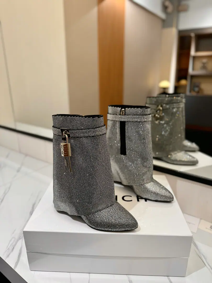 Counter-grade custom version GIVENCHY2026/𝐒𝐒 𝐧𝐞𝐰 The new Au Xiao is a high and short boot., Marketed maximum version Kifanshi. Lock button More than 30,000 diamonds. The whole fashion circle.‼️ Original development shoe super-generate ‼️Highest Return Shoes ‼️ It's very packaged. Thin. Advanced Super cozy. ‼️ Shoe.: Import over-floating（💯The cold and the damp can't get rid of the drill.👍） Uchi.: Cowskin. Customize private template logoLogoLock button The buttons are pure silver., Pure gold., The gold and silver mix., Just put the notes on the list. Heel.: Private Templates He's tall.8.5cm Otsumi!: That's a big import. Codes: 35-39【34.40/41:42/Custom without re-offer】