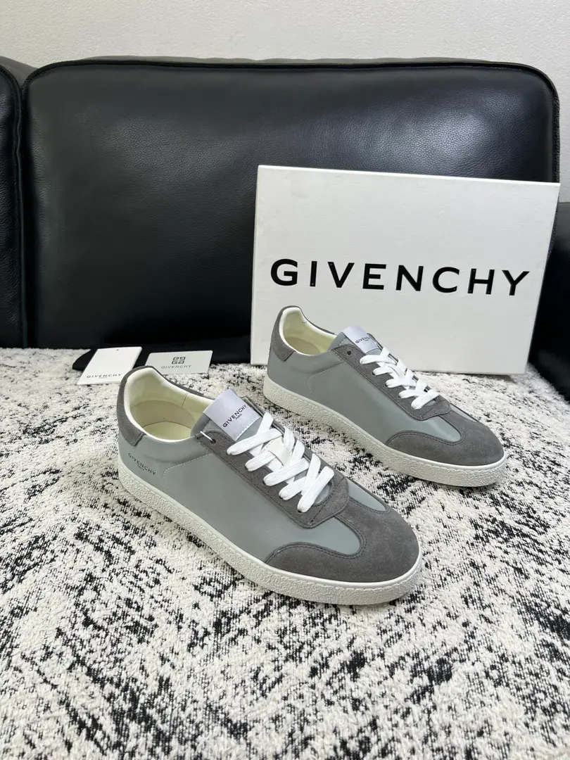 Givenchy High Quality Top-level craft Kifanshi. Synchronize original plant configuration, Italian imports of cattle and flour., A private model of the whole shoe parts., Soft and cozy web-painted mats., Shoes under the sole.: The original factory is super comfortable with the original., The original factory and the single., Codes 39-44 (Make a reservation. 38 45 )