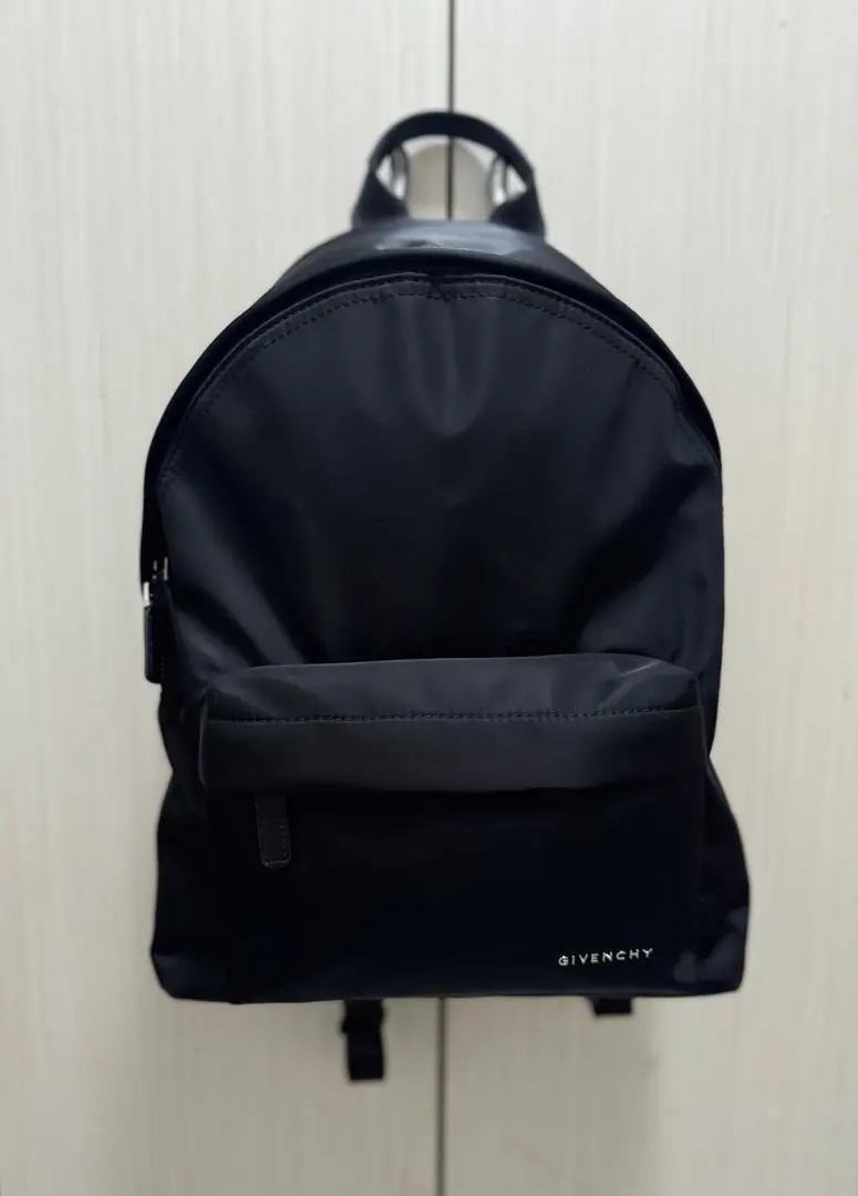 Batch Top First Class France🇫🇷Gifani's double shoulder bag. Synchronise update of cabinet, Men and women with a gender-neutral temperament, The nylon fabric is made with a cow skin., The reticence is good.. Dimensions: 35x9x45cm