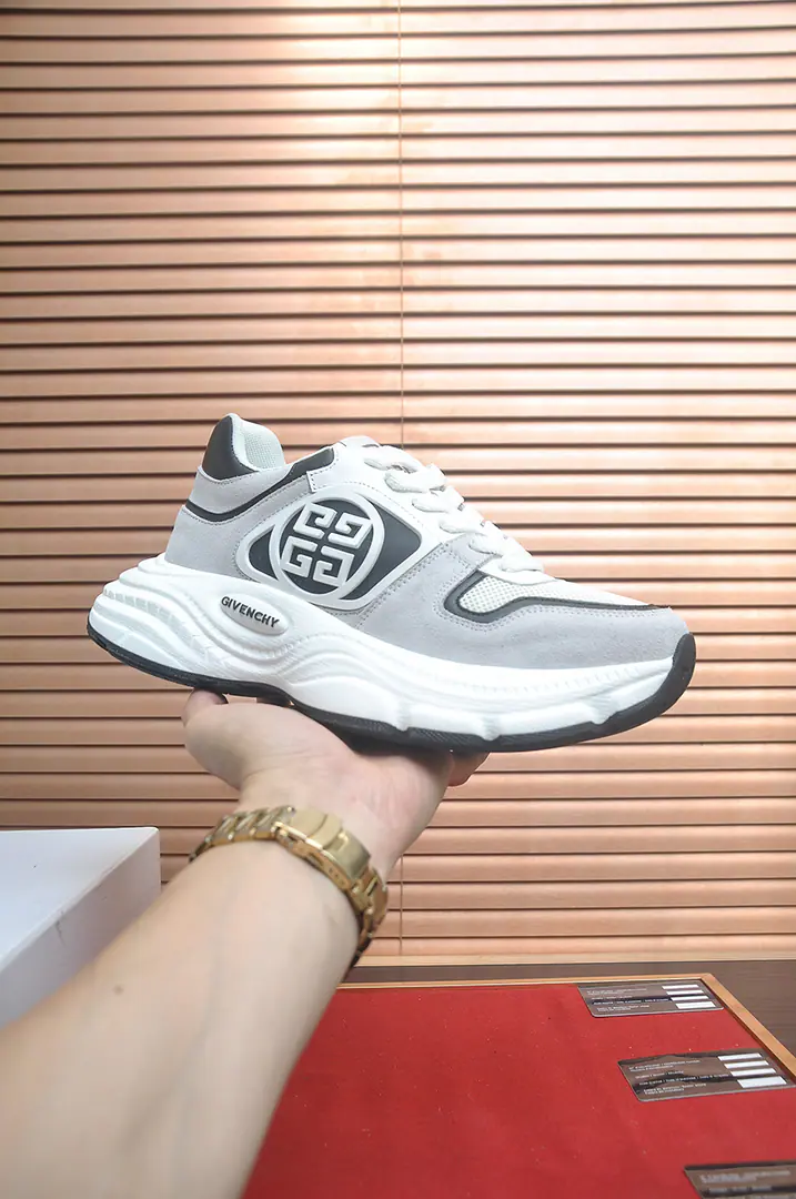 Get out of the factory. 【GIVENCHY.Kifanshi. 】The counter is being sold simultaneously.🔝Shoe.: Italy🇮🇹Imported branded bouquets🌫 It's so luxuries., The air-nets are combined with a double layer., My feet are comfortable., Shoes under the sole.: The original plant is designed for the foaming base of the rubber., Easy., Comfortable., You can come in and out of the counter. Codes38-45（45Custom）Box wrapping.