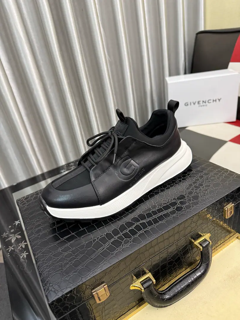 Get out of the factory.⌚️⌚️【GIVENCHY】Gifani's low-class leisure shoes., Use white cow leather, etc., Shoes with branded ribbons., Branded flowers.logoDecoration, Stereo-complex sutures！The inside calf skin. It's a good place to be.！ Size: 38- ⃣️Colour Optional