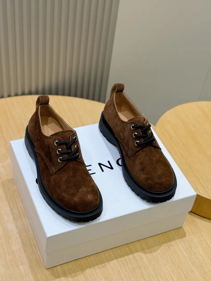 GIVENCHYLeather-cuther leather-dope shoes. Metal possum. The front side is shaped in a stereo.GIVENCHY LOGO The back of the shoe is embedded in the back of the shoe.GIVENCHY LOGOPumped-flashed-underside., PressGIVENCHY LOGO Thickness of sawing. It's particularly comfortable. Size: 39-44（38.45.46Do it.)
