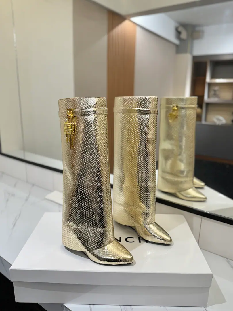 Counter-grade custom version GIVENCHYKifanshi. Shark Lock Series Hang on. Boots. New paragraph, Marketed maximum version👍👍👍 Kifanshi. Lock button The whole fashion circle.‼️ Original development shoe super-generate ‼️Highest Return Shoes ‼️ It's very packaged. Thin. Advanced Super cozy. ‼️ Shoe.: Snake skin. Uchi.: Cowskin. Customize private template logoLogoLock button The buttons are pure silver., Pure gold., The gold and silver mix., Just put the notes on the list. Heel.: Private Templates He's tall.8.5cm Otsumi!: That's a big import. Codes: 35-40【34.40/41:42/Custom without re-offer】