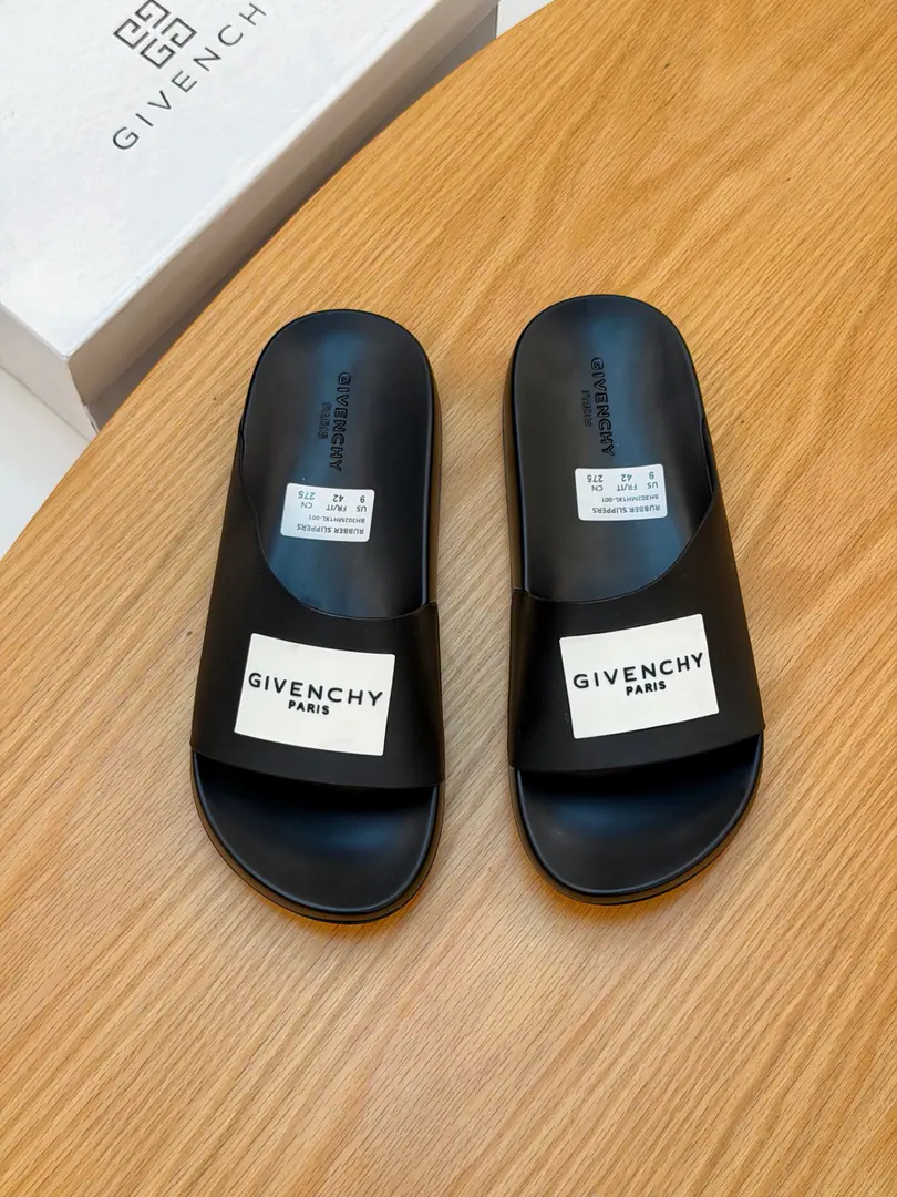 《GIVENCHY》Gifian Fashion Man slippers. It's very comfortable with your feet., Big name star's favorite luxury.. Emboss Stereotype, A classic, classy and perfect combination.. Show you the noblest of men.. New Colour Match, New visual impact👋👋👋 Codes: 38--45 8Colour Optional
