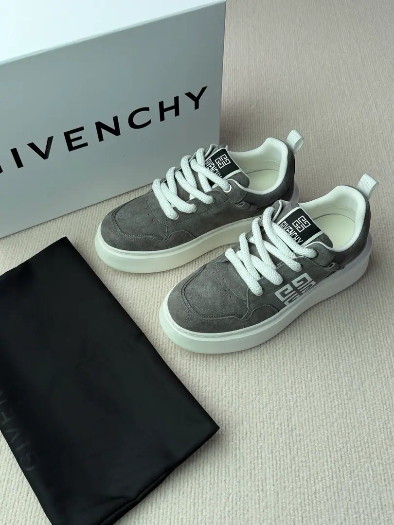 New paragraph🆕GivInnovative low-group sneakers.✅ The shoe-faced cow skin is matched by the same colored cow-backed skin., Same pair of colored shoelaces. ♪ Shoe tongues on theGIV～CHY LOGO, Sidesark4GStampsGIVENCHY LOGO〰️G4The series is light and comfortable. Codes: 39-44 Colours: Black, White, Lang, Ash