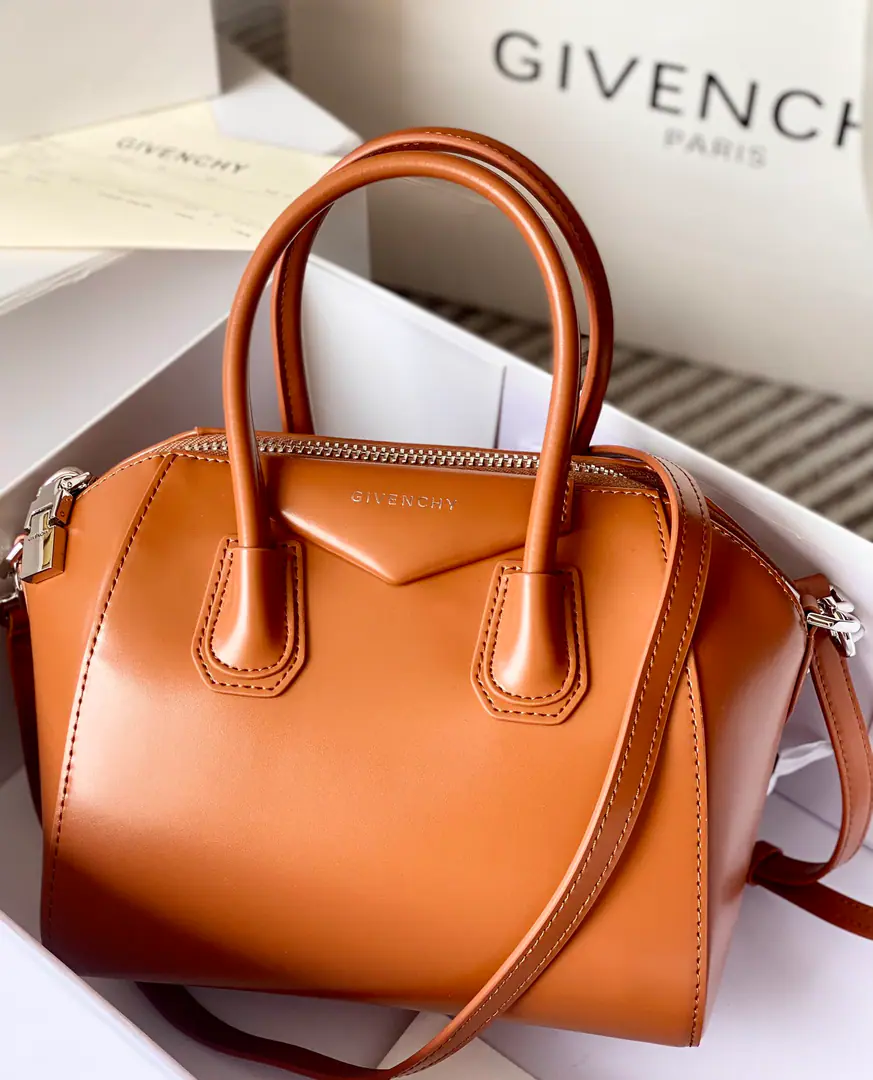 Batch. Top mass 【New paragraph】🇫🇷The Girvansch Classic.Antigona tote Original French factoryBOXPee.！Upgrade high end cargo！ Smallsize: 22*27*13 Search the number.9981