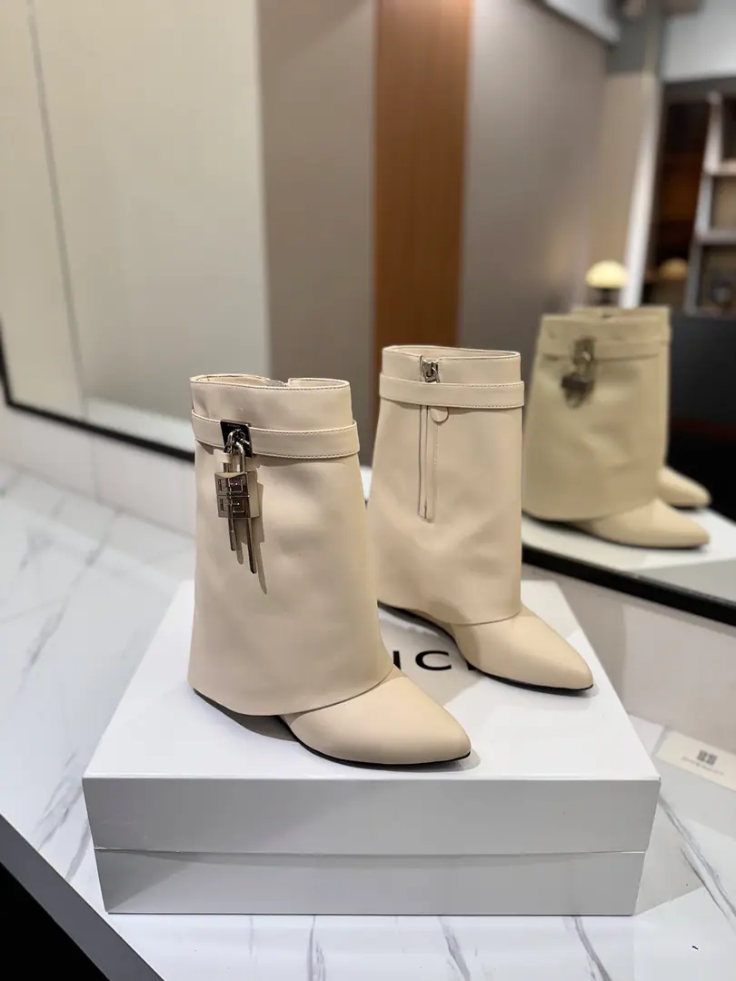 Counter-grade custom version GIVENCHY2026/𝐒𝐒 𝐧𝐞𝐰 New high and boots., Marketed maximum version Kifanshi. Lock button The whole fashion circle.‼️ Original development shoe super-generate ‼️Highest Return Shoes ‼️ It's very packaged. Thin. Advanced Super cozy. ‼️ Shoe.: Powder skin. Uchi.: Cowskin. Customize private template logoLogoLock button The buttons are pure silver., Pure gold., The gold and silver mix., Just put the notes on the list. Heel.: Private Templates He's tall.8.5cm Otsumi!: That's a big import. Codes: 35-40【34.40/41:42/Custom without re-offer】