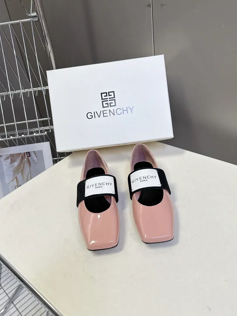 GivenchyThe same thing as the Qifan Shinan.Sliced SquareA ballerina flats. The superstar fashion masters grow grass. Cutting Head, Easy and elegant.. It's a combination of style and extreme comfort., Flexure tape”GIVENCHYPARIS“Marking, Personality.. With skirts and suit and panty pants., It's perfect for the grace of ballet shoes in different styles., Take pictures of the film. The shoes were imported in original form and painted./Mirror cow skin., I'll put my foot on the skin inside., ItalyAThat's a big one.Size: 35-41（40.41I'll make sure I don't change it.）