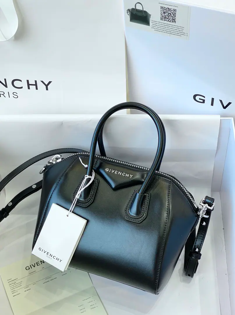 A little bit of a fan. Kifanshi.AntigonaPlumbing handbag. Top zipper., There are two handles on the top. Headset sticker. Dismantled shoulder belts. Silver hardware accessories Internal zipper pocket.. Mini-Man.size: 23*27*13