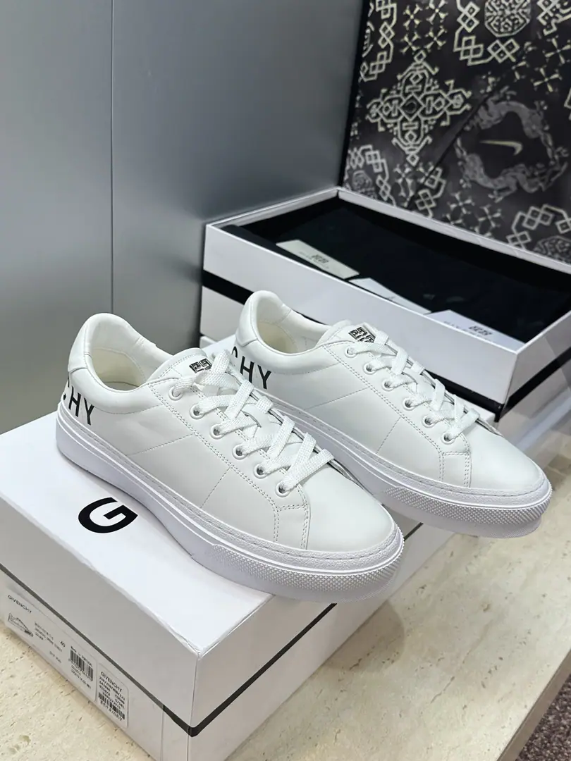 Plant prices: Female size Men+20 Top GIVENCHY 2026Spring and summer's classic couple money with four seasons of leisure shoes. The Kifansi alphabet.logoThe hardware is tied to the bottom of the round and the colored sports skateboards. Material:I'll import a cow's skin on my shoe.+In the skin of the watered cow.+Original OpenTpuOtsumi! Size: Female size35-41(40.41Custom without re-offer) Men38-46(38.45.46Customize or not change）