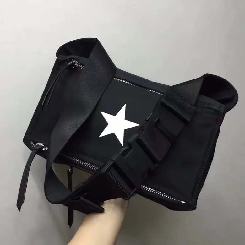 Batch. The Chifanzi male slashed his chest., It's been a few years.？Then try it., Quietly., It's a big, big capacity.. Shoulder length is the most adaptable92cm. Dimensions: 30x15x12cm.