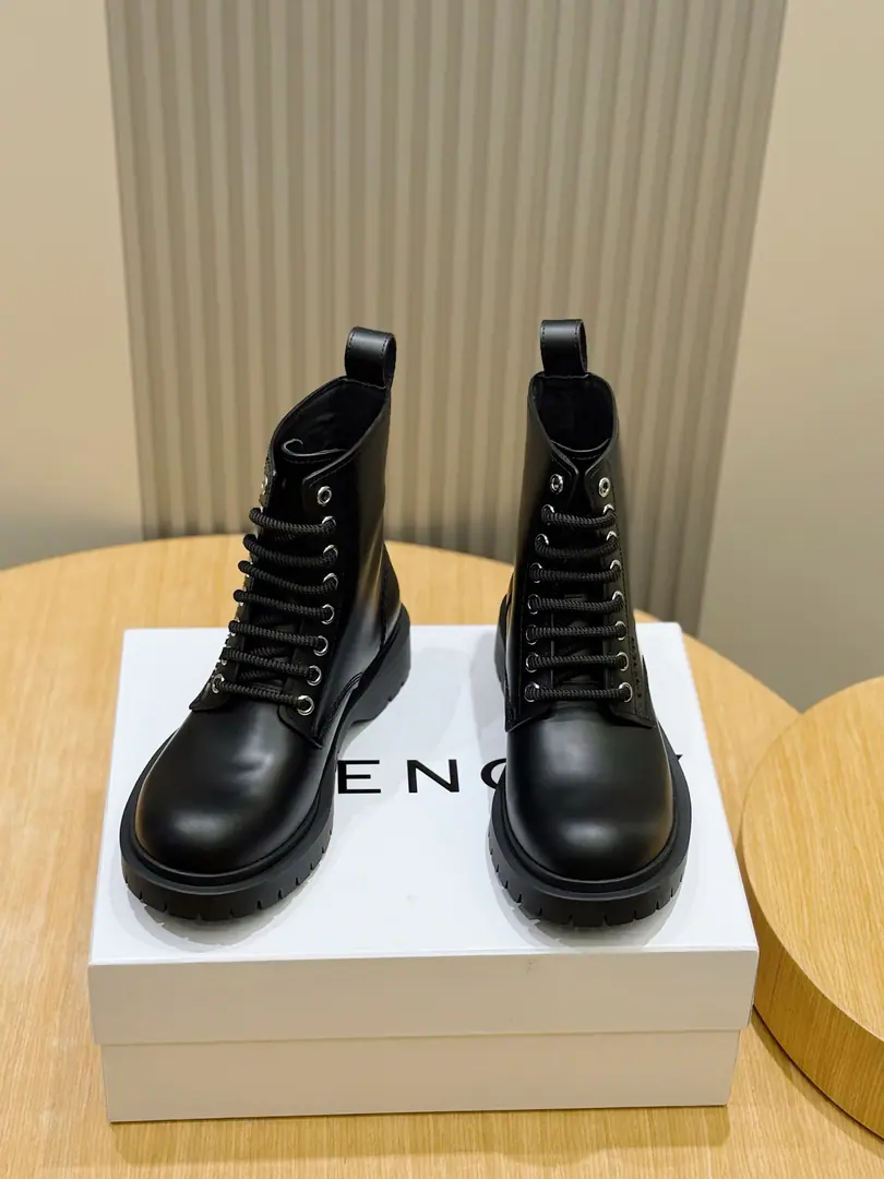 GIVENCHYLeather-cuther leather-dope shoes. Metal possum. The front side is shaped in a stereo.GIVENCHY LOGO The back of the shoe is embedded in the back of the shoe.GIVENCHY LOGOPumped-flashed-underside., PressGIVENCHY LOGO Thickness of sawing. It's particularly comfortable. Size: 39-44（38.45.46Do it.)