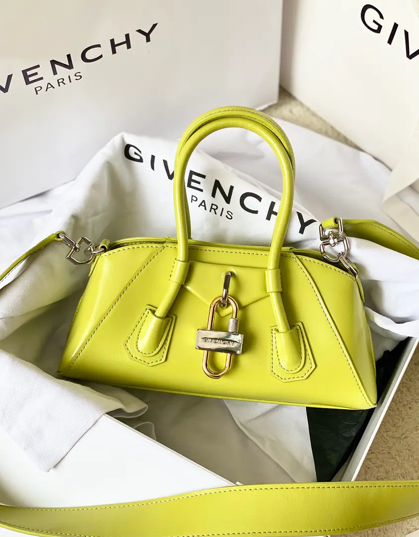 Batch 🇫🇷French.GThe latest mini-middle.Antigona stretchHandbag., It's a silver and gold all-skinned hardware., DisassembleableLOGOPut your shoulder belt on., ♪ Skin of a cow ♪, High-level, high-quality., Simple and fashionable., We're taking a variety of social occasions into consideration.🥂 Dimensions: 22*12*8