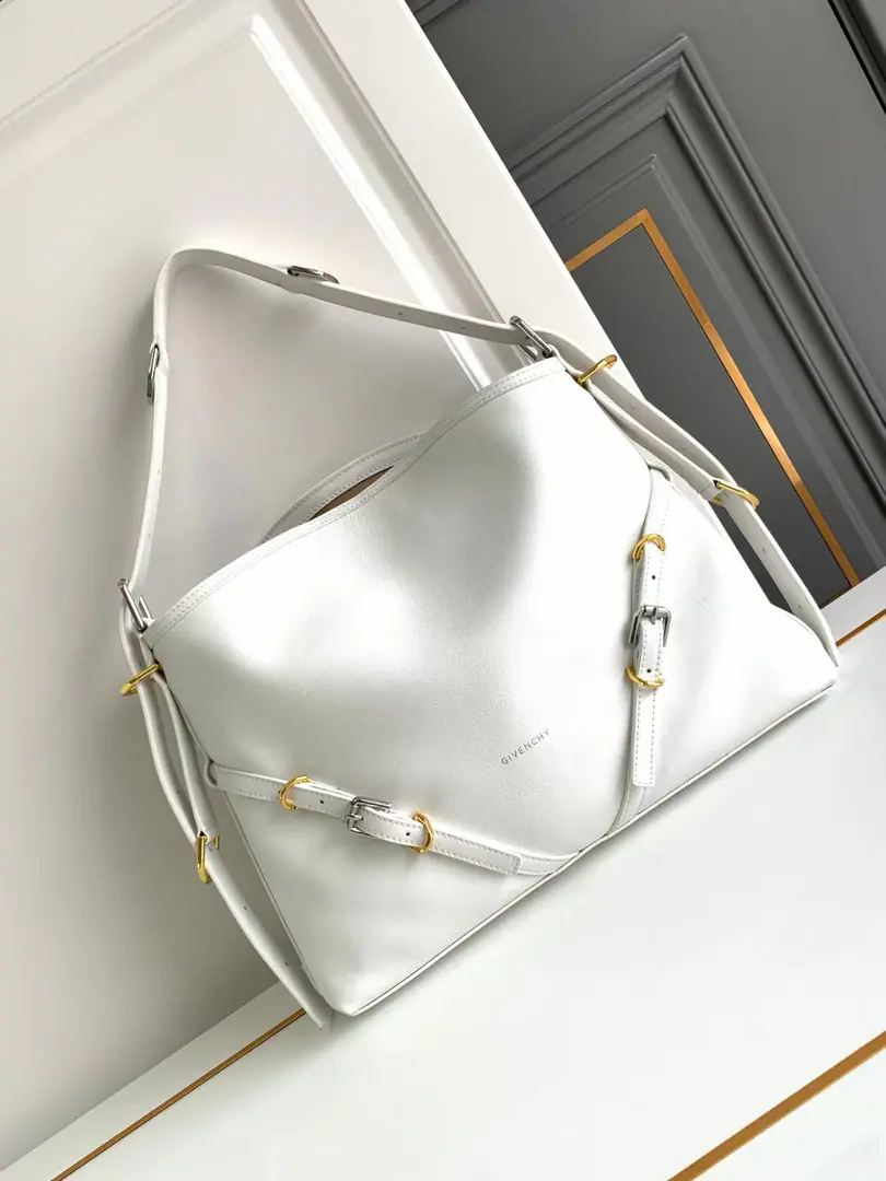 Batch. The top of the van Shige.VoyouPut the armpit in your bag. Newly introduced latest handbagVOYOU, You're the only one who can do it.🤔Soften leather, Packet Simple, It's light and heavy. Shoulder belts can be adjusted at will. With cool, bike wind., It's a blast. It's a good-looking one. A proper dimpled Godpiece.+It's extremely functional.‼️ Medium Size: Long40xHigh27xKuan6.5cm Search the number.: 19927