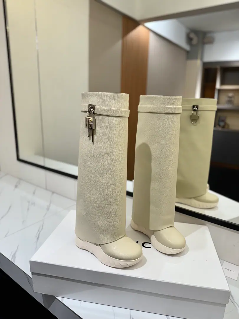 GIVENCHYKifanshi.2024New slope and lean shark boots. Fashion-brained boots., The Frenzy of the San Francisco. I'm a fan of my pants and boots., Increase, Thin. Classic version upgrades, Full-cut leather. It's a good thing., The Great Golden Construction Original1:1Development, The legs are covered with leather beams. Direct-winder design, No leg-scree. The side of the metal buttons is made of silver and gold. Asymmetric4G LOGOMetal lock Almond-shaped shoes. One slope and one...10.5cm, Front palm high.: 3.5cm ❶Fabulous.: Skins of a stump. ❷Liner: Bullskins. ❸Codes: 35～39（40, I'll make sure I don't change it.） ❹Packaging: The whole old package.