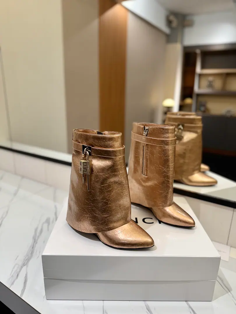 Counter-grade custom version GIVENCHY2026/𝐒𝐒 𝐧𝐞𝐰 New high heel of wrinkled boots., Marketed maximum version Kifanshi. Lock button Wrinkles. The whole fashion circle.‼️ Original development shoe super-generate ‼️Highest Return Shoes ‼️ It's very packaged. Thin. Advanced Super cozy. ‼️ Shoe.: Powder skin. Uchi.: Cowskin. Customize private template logoLogoLock button The buttons are pure silver., Pure gold., The gold and silver mix., Just put the notes on the list. Heel.: Private Templates He's tall.8.5cm Otsumi!: That's a big import. Codes: 35-40【34.40/41:42/Custom without re-offer】