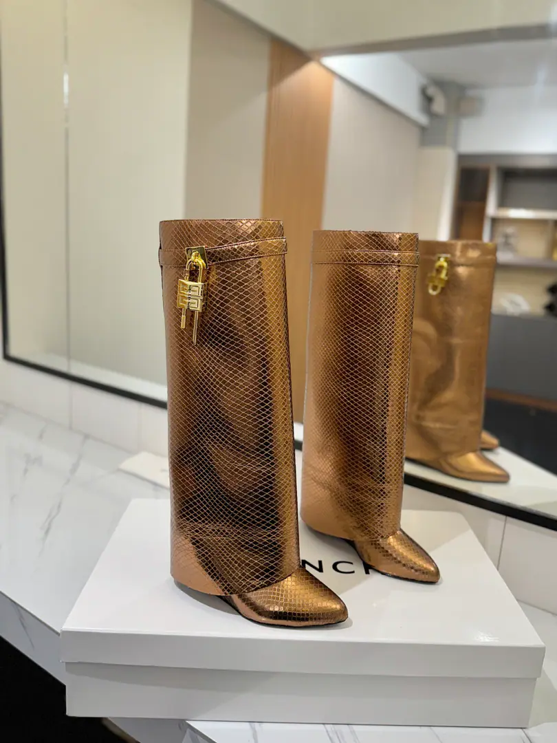 Counter-grade custom version GIVENCHYKifanshi. Shark Lock Series Hang on. Boots. New paragraph, Marketed maximum version👍👍👍 Kifanshi. Lock button The whole fashion circle.‼️ Original development shoe super-generate ‼️Highest Return Shoes ‼️ It's very packaged. Thin. Advanced Super cozy. ‼️ Shoe.: Snake skin. Uchi.: Cowskin. Customize private template logoLogoLock button The buttons are pure silver., Pure gold., The gold and silver mix., Just put the notes on the list. Heel.: Private Templates He's tall.8.5cm Otsumi!: That's a big import. Codes: 35-40【34.40/41:42/Custom without re-offer】