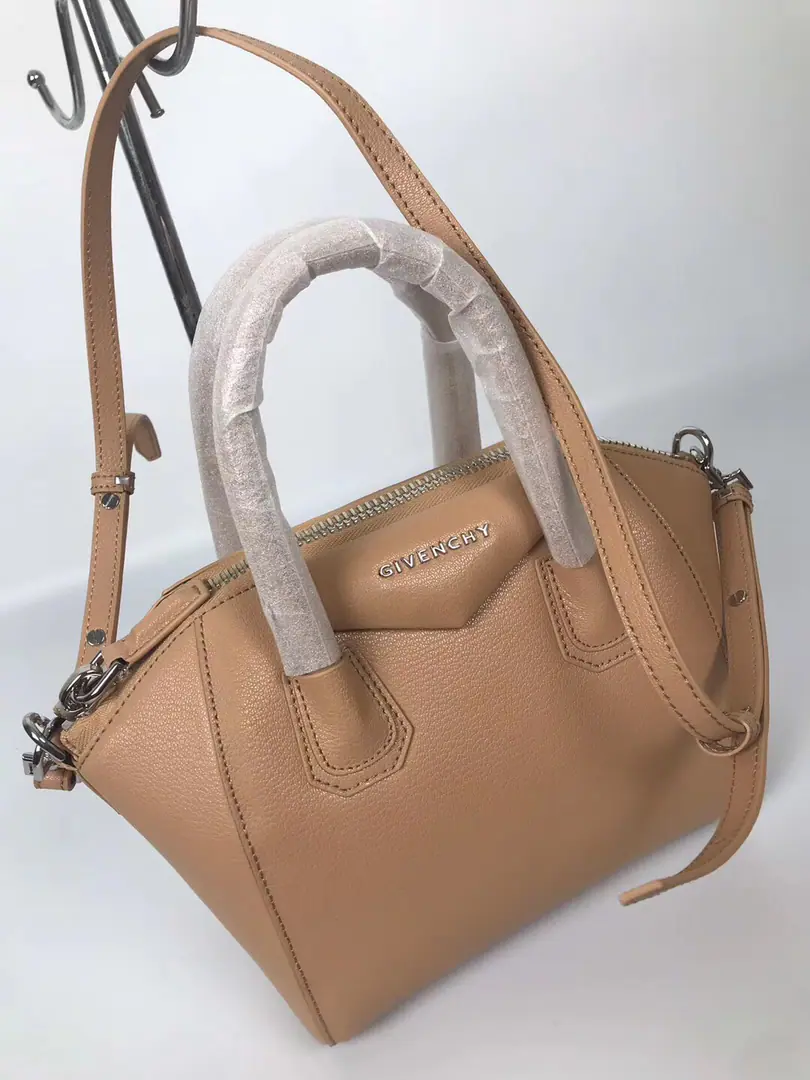 Batch. Top-class van-hire van-car with goat stripes. Ashes AntigonaHandbag Top zipper., There are two handles on the top. Headset sticker. Dismantled shoulder belts. Silver hardware accessories Internal zipper pocket. Ruler23CM