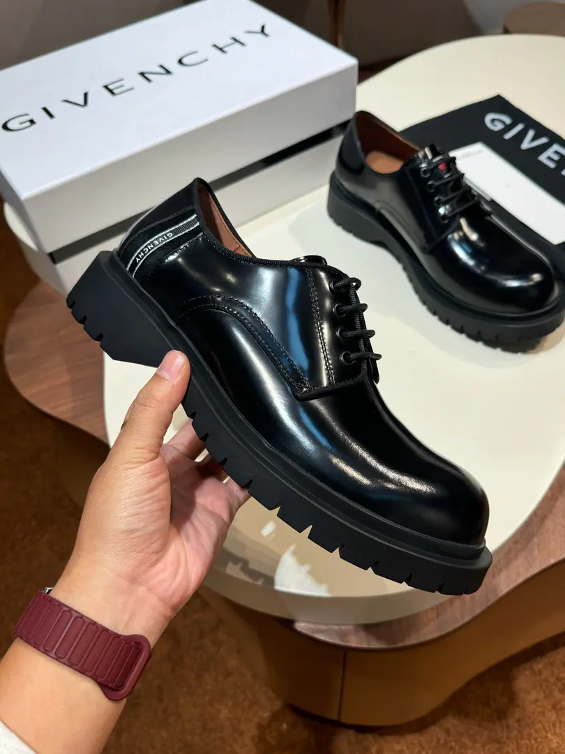 GIVENCHYLeather-cuther leather-dope shoes. Metal possum. The front side is shaped in a stereo.GIVENCHY LOGO The back of the shoe is embedded in the back of the shoe.GIVENCHY LOGOPumped-flashed-underside., PressGIVENCHY LOGO Thickness of sawing. It's particularly comfortable. Size: 39-44（38.45.46Do it.)