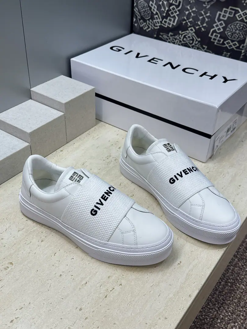 Plant prices: Female size Men+20 Top GIVENCHY 2026The classic couple of spring and summers is a little bit of a sling and a little bit of a season's shoes. The Kifansi alphabet.logoThe hardware is tied to the bottom of the round and the colored sports skateboards. Material:I'll import a cow's skin on my shoe.+In the skin of the watered cow.+Original OpenTpuOtsumi! Size: Female size35-41(40.41Custom without re-offer) Men38-46(38.45.46Customize or not change）