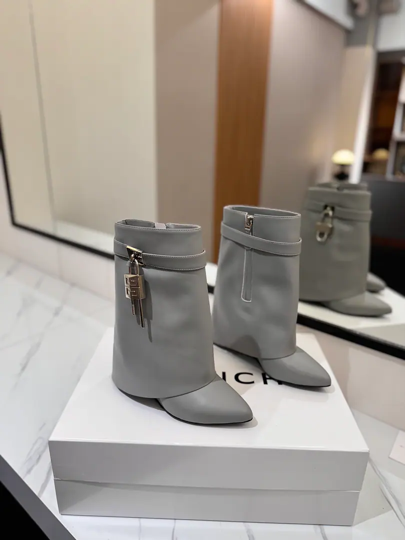 Counter-grade custom version GIVENCHY2026/𝐒𝐒 𝐧𝐞𝐰 New high and boots., Marketed maximum version Kifanshi. Lock button The whole fashion circle.‼️ Original development shoe super-generate ‼️Highest Return Shoes ‼️ It's very packaged. Thin. Advanced Super cozy. ‼️ Shoe.: Powder skin. Uchi.: Cowskin. Customize private template logoLogoLock button The buttons are pure silver., Pure gold., The gold and silver mix., Just put the notes on the list. Heel.: Private Templates He's tall.8.5cm Otsumi!: That's a big import. Codes: 35-40【34.40/41:42/Custom without re-offer】