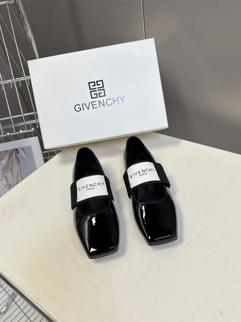 GivenchyThe same thing as the Qifan Shinan.Sliced SquareA ballerina flats. The superstar fashion masters grow grass. Cutting Head, Easy and elegant.. It's a combination of style and extreme comfort., Flexure tape”GIVENCHYPARIS“Marking, Personality.. With skirts and suit and panty pants., It's perfect for the grace of ballet shoes in different styles., Take pictures of the film. The shoes were imported in original form and painted./Mirror cow skin., I'll put my foot on the skin inside., ItalyAThat's a big one.Size: 35-41（40.41I'll make sure I don't change it.）