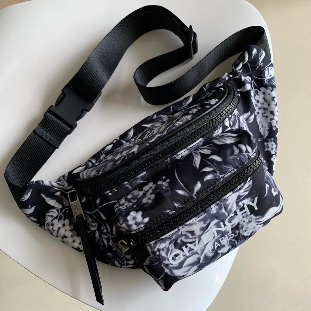 Batch. GIVENC- The waist bag./Chestbag.（size:33x9x12cm）Nironb Production, The owner is constructed as the main zipper and a little zipper pocket on the front.. Black leather zipper., Black canvas can adjust shoulder belts., It's for a pocket bag and a bag., Applicable to men and women.