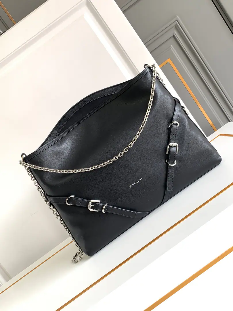 Batch. Top First ListGivench*VoyouPut the armpit in your bag. Newly introduced latest handbagVOYOU, You're the only one who can do it.🤔Soften leather, Packet Simple, It's light and heavy. Shoulder belts can be adjusted at will. With cool, bike wind., It's a blast. It's a good-looking one. A proper dimpled Godpiece.+It's extremely functional. Medium Size: Long40xHigh27xKuan6.5cm Search the number.: 19927