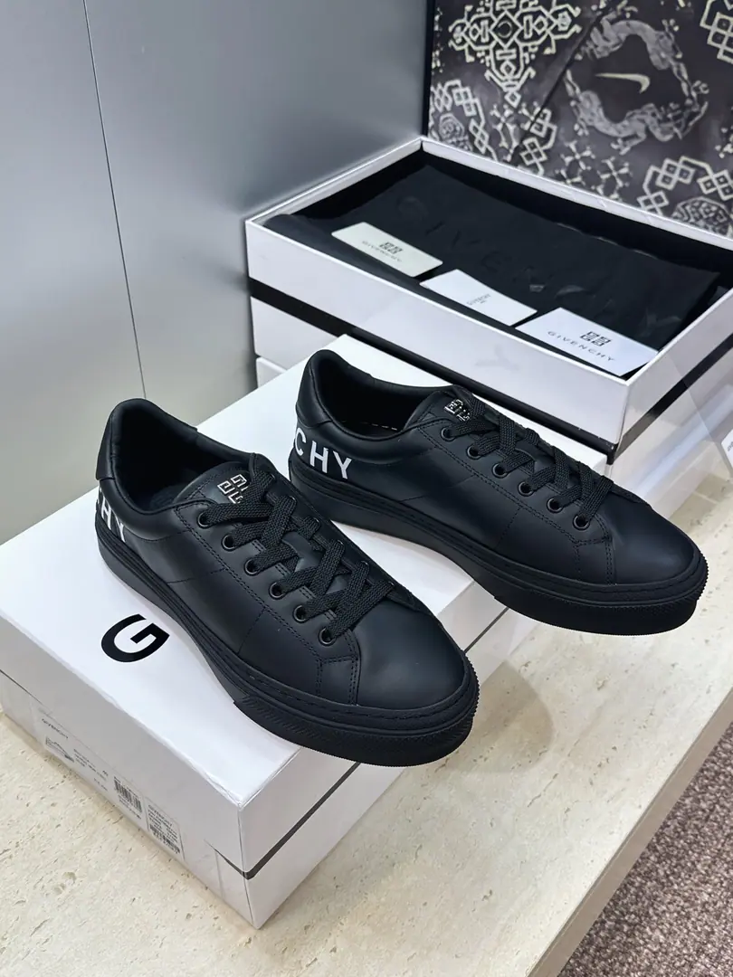 Plant prices: Female size Men+20 Top GIVENCHY 2026Spring and summer's classic couple money with four seasons of leisure shoes. The Kifansi alphabet.logoThe hardware is tied to the bottom of the round and the colored sports skateboards. Material:I'll import a cow's skin on my shoe.+In the skin of the watered cow.+Original OpenTpuOtsumi! Size: Female size35-41(40.41Custom without re-offer) Men38-46(38.45.46Customize or not change）