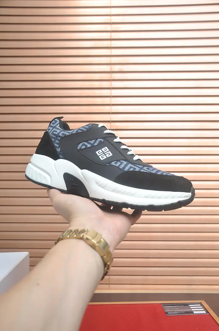 Get out of the factory. 【GIVENCHY.Kifanshi. 】The counter is being sold simultaneously.🔝Shoe.: Italy🇮🇹Imported branded bouquets🌫 It's so luxuries., The air-nets are combined with a double layer., My feet are comfortable., Shoes under the sole.: The original plant is designed for the foaming base of the rubber., Easy., Comfortable., You can come in and out of the counter. Codes38-45（45Custom）Box wrapping.