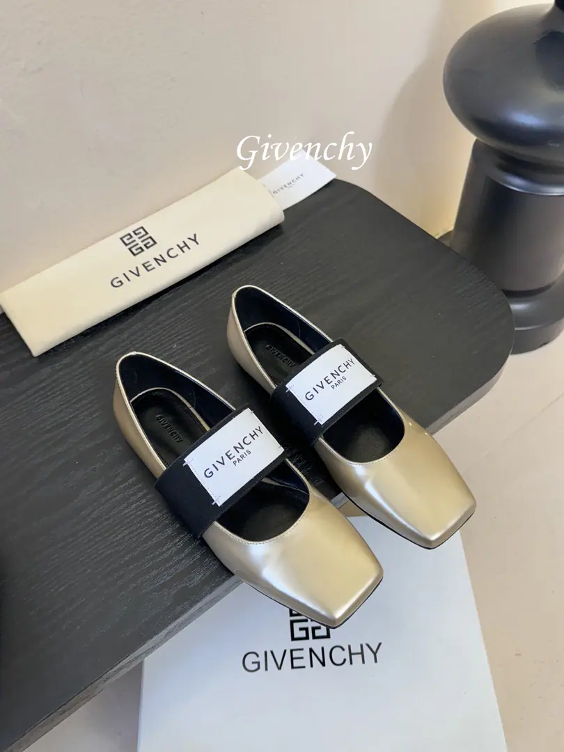 GivenchyThe same thing as the Qifan Shinan.Sliced SquareA ballerina flats. The superstar fashion masters grow grass. Cutting Head, Easy and elegant.. It's a combination of style and extreme comfort., Flexure tape”GIVENCHYPARIS“Marking, Personality.. With skirts and suit and panty pants., It's perfect for the grace of ballet shoes in different styles., Take pictures of the film. The shoes were imported in original form and painted./Mirror cow skin., I'll put my foot on the skin inside., ItalyAThat's a big one.Size: 35-41（40.41I'll make sure I don't change it.）