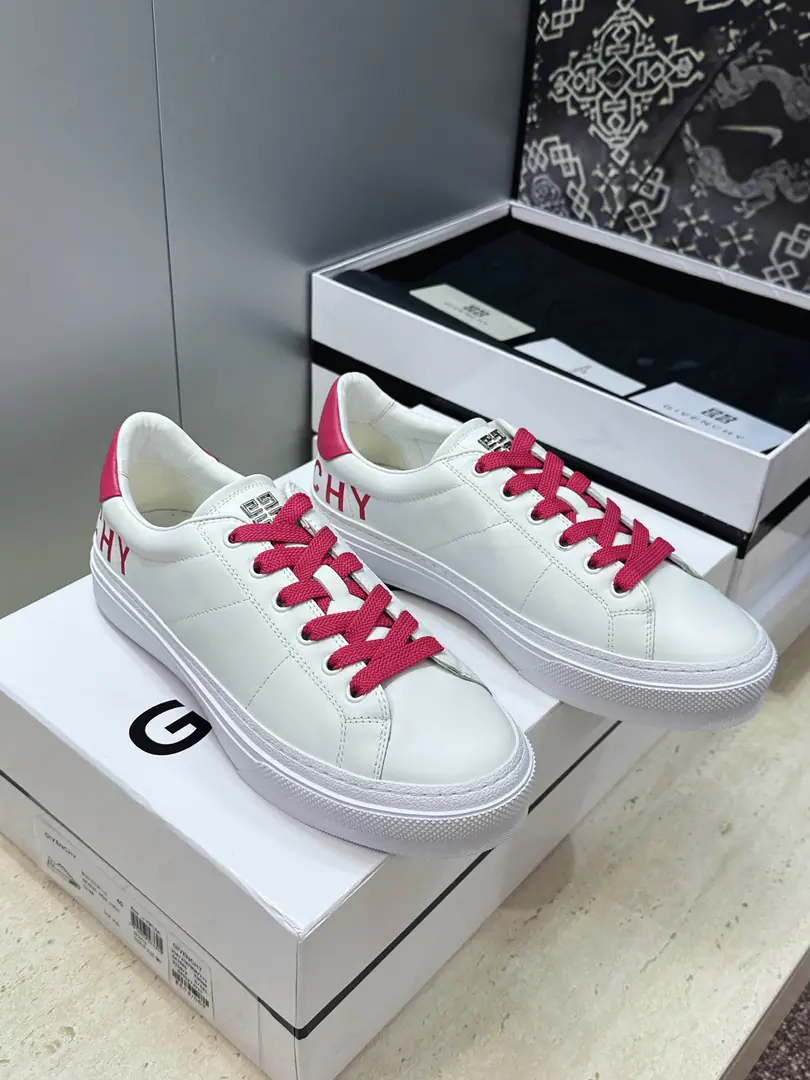 Plant prices: Female size Men+20 Top GIVENCHY 2026Spring and summer's classic couple money with four seasons of leisure shoes. The Kifansi alphabet.logoThe hardware is tied to the bottom of the round and the colored sports skateboards. Material:I'll import a cow's skin on my shoe.+In the skin of the watered cow.+Original OpenTpuOtsumi! Size: Female size35-41(40.41Custom without re-offer) Men38-46(38.45.46Customize or not change）