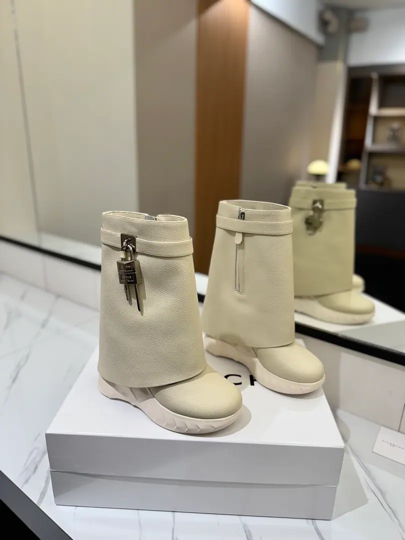 GIVENCHYKifanshi.2023New slope and lean shark boots. Fashion-brained boots., The Frenzy of the San Francisco. I'm a fan of my pants and boots., Increase, Thin. Classic version upgrades, Full-cut leather. It's a good thing., The Great Golden Construction Original1:1Development, The legs are covered with leather beams. Direct-winder design, No leg-scree. The side of the metal buttons is made of silver and gold. Asymmetric4G LOGOMetal lock Almond-shaped shoes. One slope and one...10.5cm, Front palm high.: 3.5cm ❶Fabulous.: Skins of a stump. ❷Liner: Bullskins. ❸Codes: 35～39（40, I'll make sure I don't change it.） ❹Packaging: The whole old package.