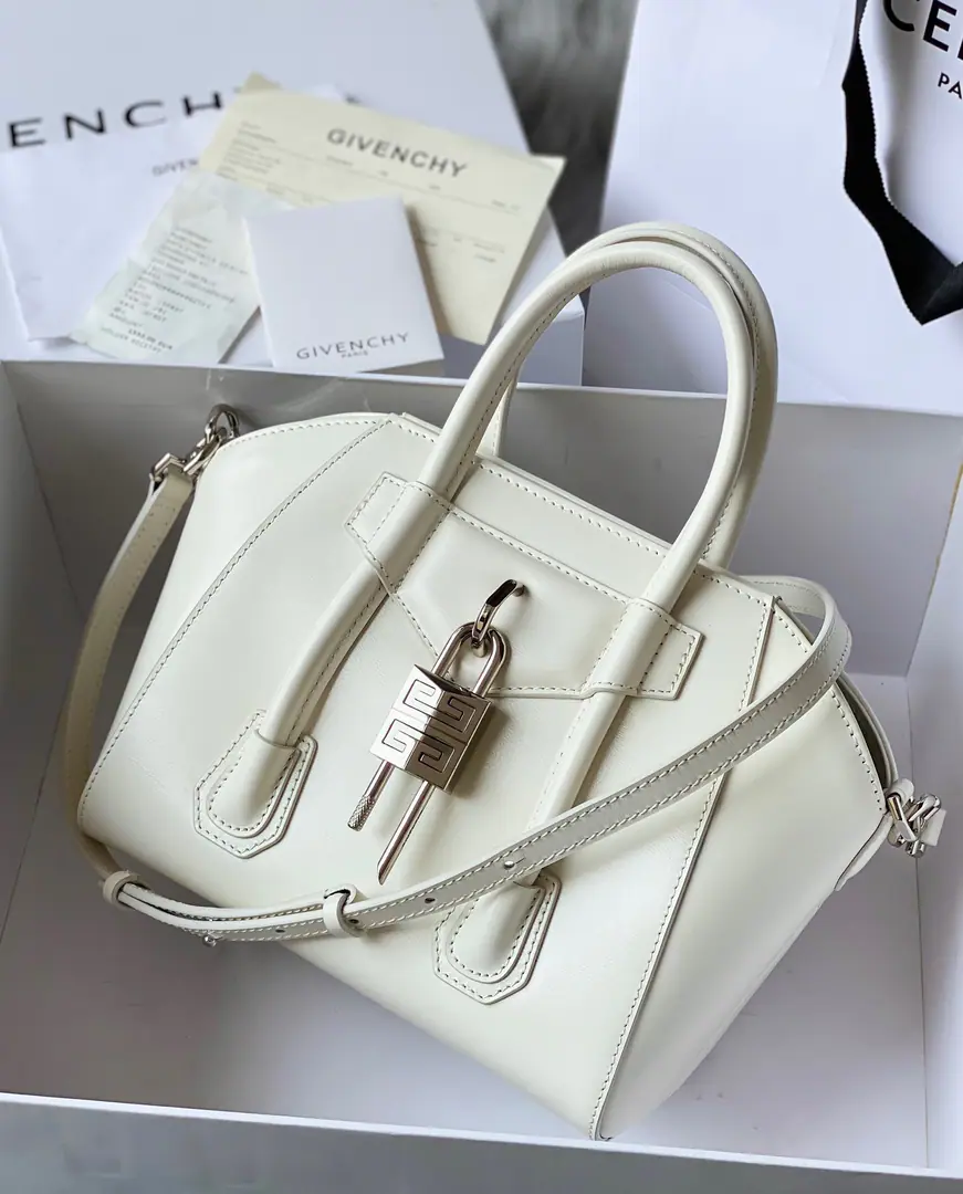 Batch The latest classic of the Kifwanshi.Antignoa！Using French original cow skin！The geometry of the shape., It's hard to be unloved., We'll have to get out of the circle., Turn around and blow the money.！Both men and women.！♪ And you can cross ♪, Capacity practical！You must buy this bag.！Will you,！💘💘💘 Dimensions: 23*27*13