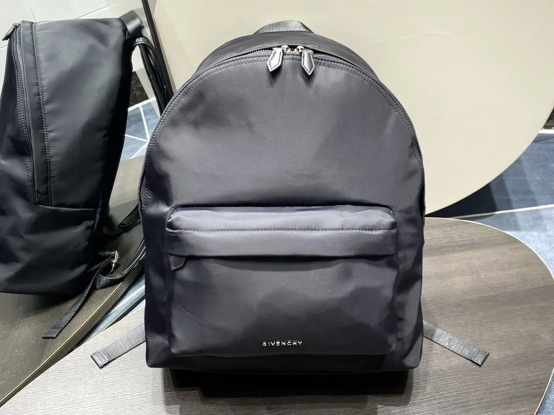 Batch Top First Class France🇫🇷Gifani's double shoulder bag. Synchronise update of cabinet, Men and women with a gender-neutral temperament, The nylon fabric is made with a cow skin., The reticence is good., Different from the market., The hardware is not marketed in gold., A comparison of the silver in the cabinet.. Dimensions: 35x9x45cm