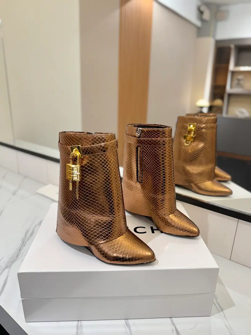Counter-grade custom version GIVENCHYKifanshi. Shark Lock Series Hang on. Short boots. New paragraph, Marketed maximum version👍👍👍 Kifanshi. Lock button The whole fashion circle.‼️ Original development shoe super-generate ‼️Highest Return Shoes ‼️ It's very packaged. Thin. Advanced Super cozy. ‼️ Shoe.: Snake skin. Uchi.: Cowskin. Customize private template logoLogoLock button The buttons are pure silver., Pure gold., The gold and silver mix., Just put the notes on the list. Heel.: Private Templates He's tall.8.5cm Otsumi!: That's a big import. Codes: 35-40【34.40/41:42/Custom without re-offer】