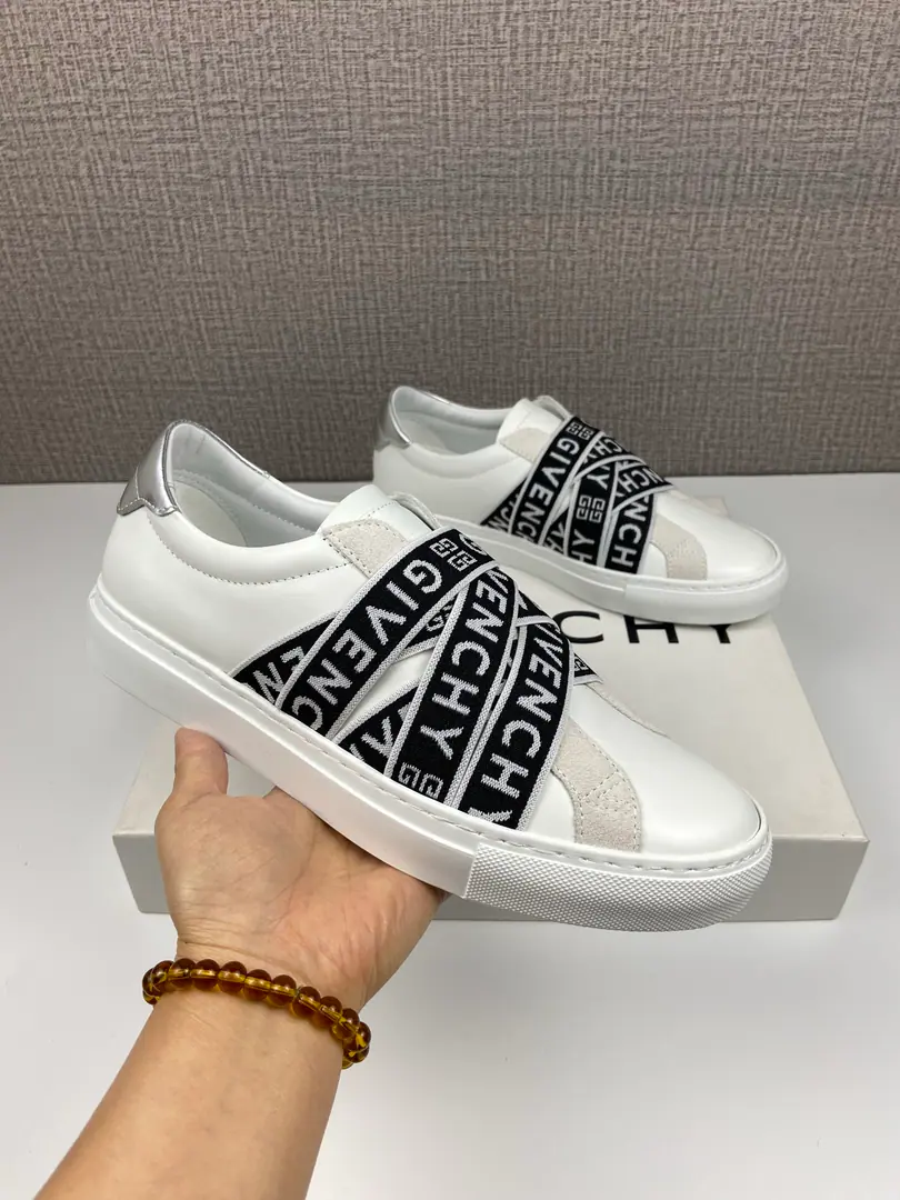 Sell(New paragraph) Match: 38One.44(45, 46Do it.) Soft cow leather low gang sneakers. Urban StreetSeries Precision Department Money Back up and back.GIVENCHY Paris LOGO Leather inside., I'm not sure.GIVENCHY Paris LOGOStamps Flexible and comfortable.