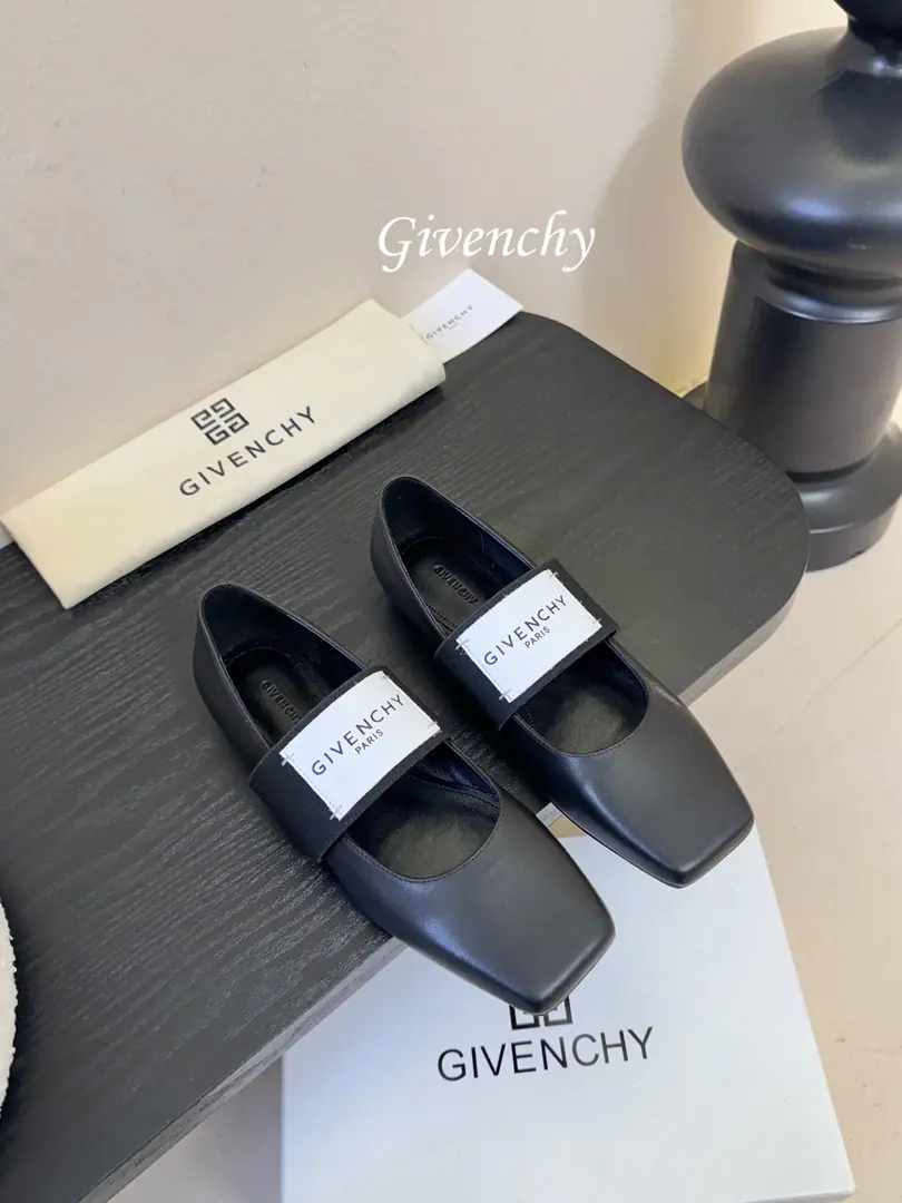 GivenchyThe same thing as the Qifan Shinan.Sliced SquareA ballerina flats. The superstar fashion masters grow grass. Cutting Head, Easy and elegant.. It's a combination of style and extreme comfort., Flexure tape”GIVENCHYPARIS“Marking, Personality.. With skirts and suit and panty pants., It's perfect for the grace of ballet shoes in different styles., Take pictures of the film. The shoes were imported in original form and painted./Mirror cow skin., I'll put my foot on the skin inside., ItalyAThat's a big one.Size: 35-41（40.41I'll make sure I don't change it.）
