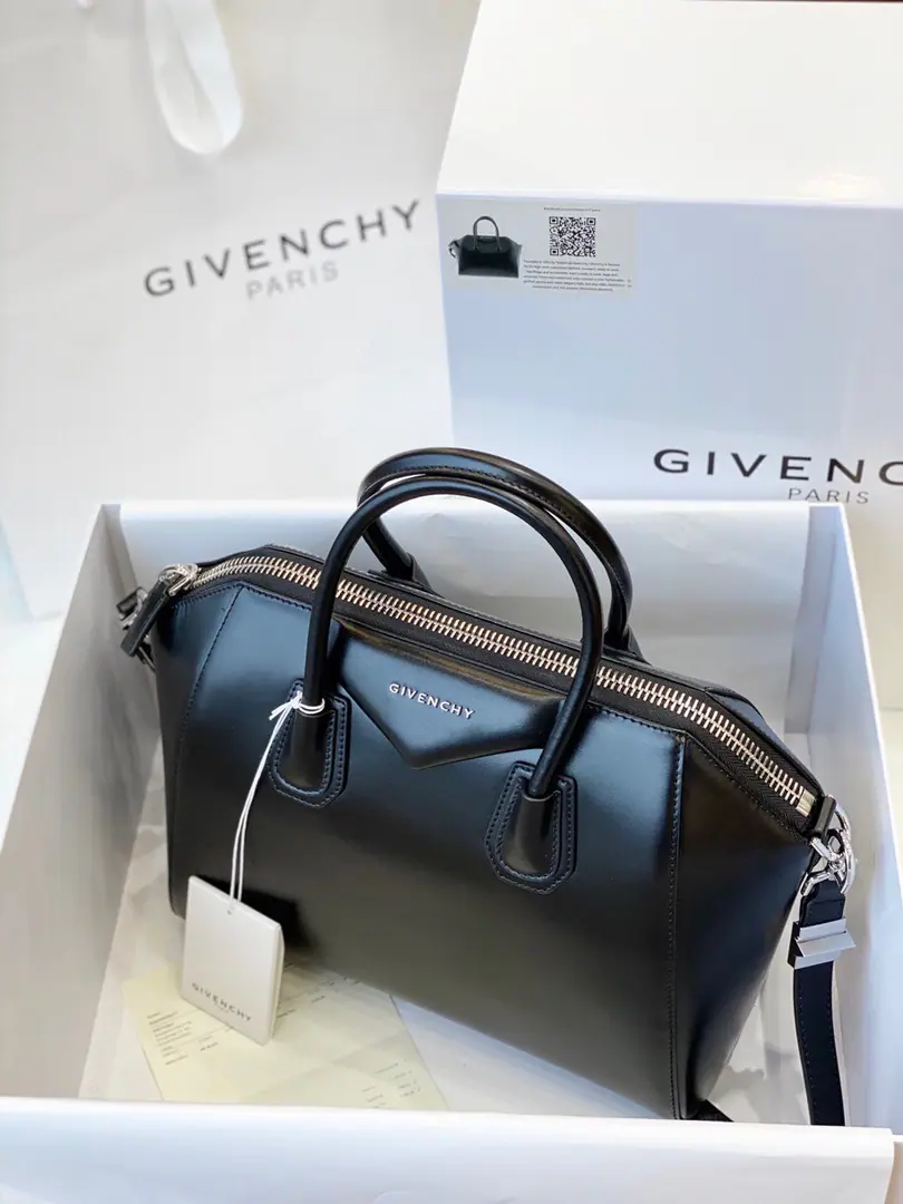 Bulk Number Kifanshi.AntigonaPlumbing handbag. Top zipper., There are two handles on the top. Headset sticker. Dismantled shoulder belts. Silver hardware accessories Internal zipper pocket.. Big number.size: 34*40*20