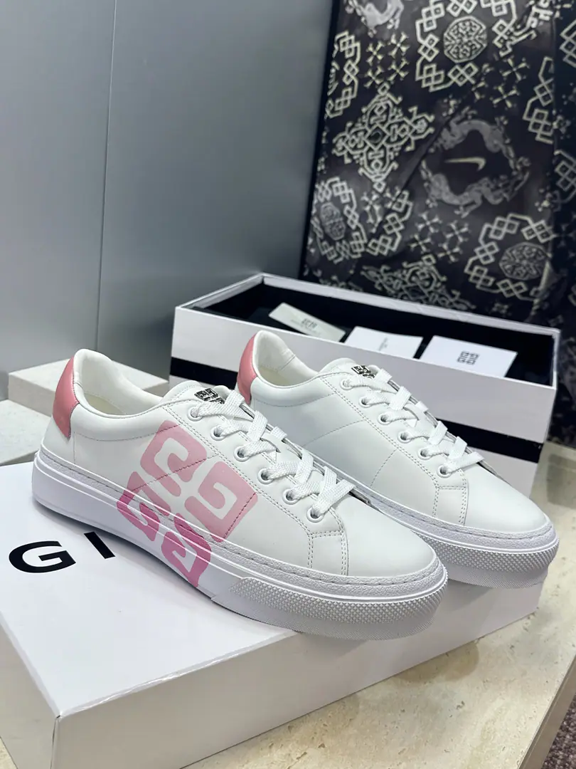 Plant prices: Female size Men+20 Top GIVENCHY 2026Spring and summer's classic couple money with four seasons of leisure shoes. The Kifansi alphabet.logoThe hardware is tied to the bottom of the round and the colored sports skateboards. Material:I'll import a cow's skin on my shoe.+In the skin of the watered cow.+Original OpenTpuOtsumi! Size: Female size35-41(40.41Custom without re-offer) Men38-46(38.45.46Customize or not change）