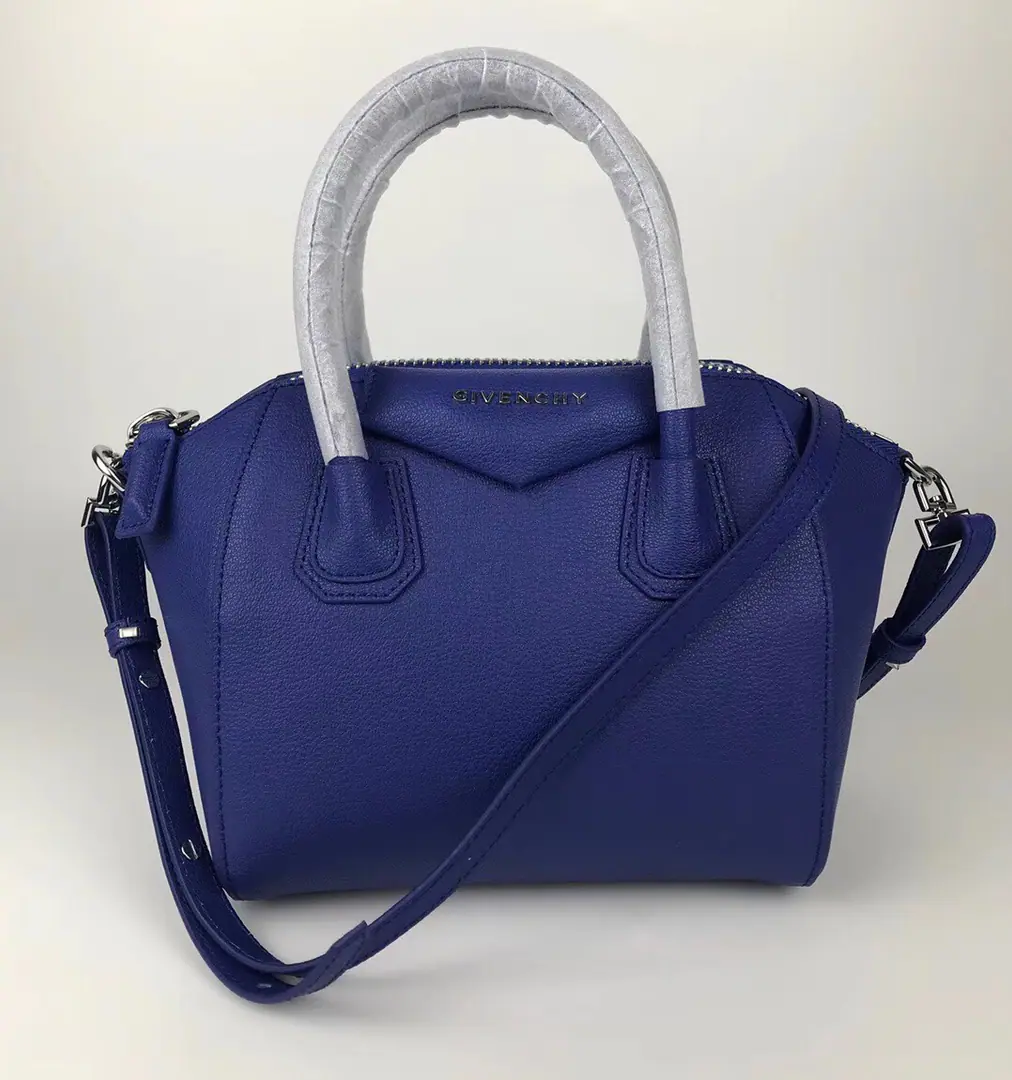 Batch. The Chifanzi car is wrapped in goats. Ashes AntigonaHandbag Top zipper., There are two handles on the top. Headset sticker. Dismantled shoulder belts. Silver hardware accessories Internal zipper pocket. Ruler23CM