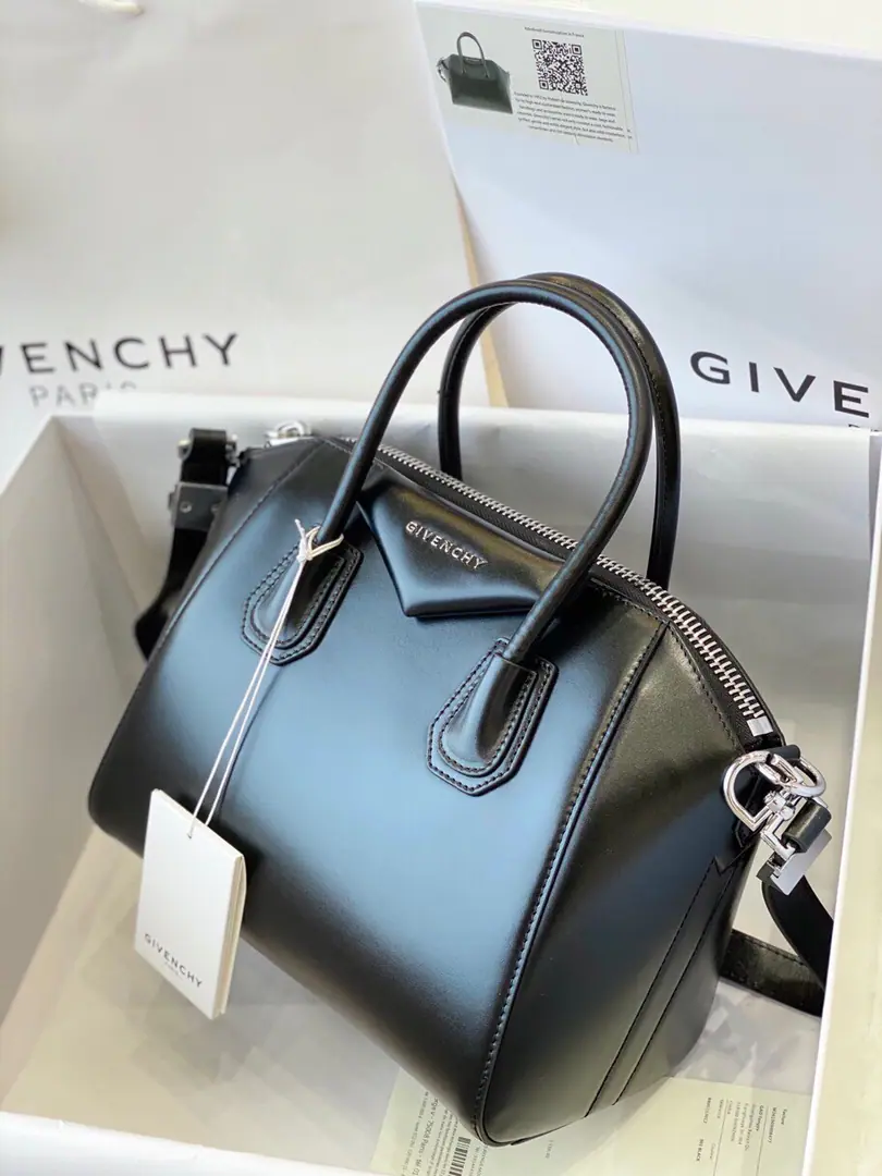 Batch Quit Kifanshi.AntigonaPlumbing handbag. Top zipper., There are two handles on the top. Headset sticker. Dismantled shoulder belts. Silver hardware accessories Internal zipper pocket. Smallsize: 28*34*25
