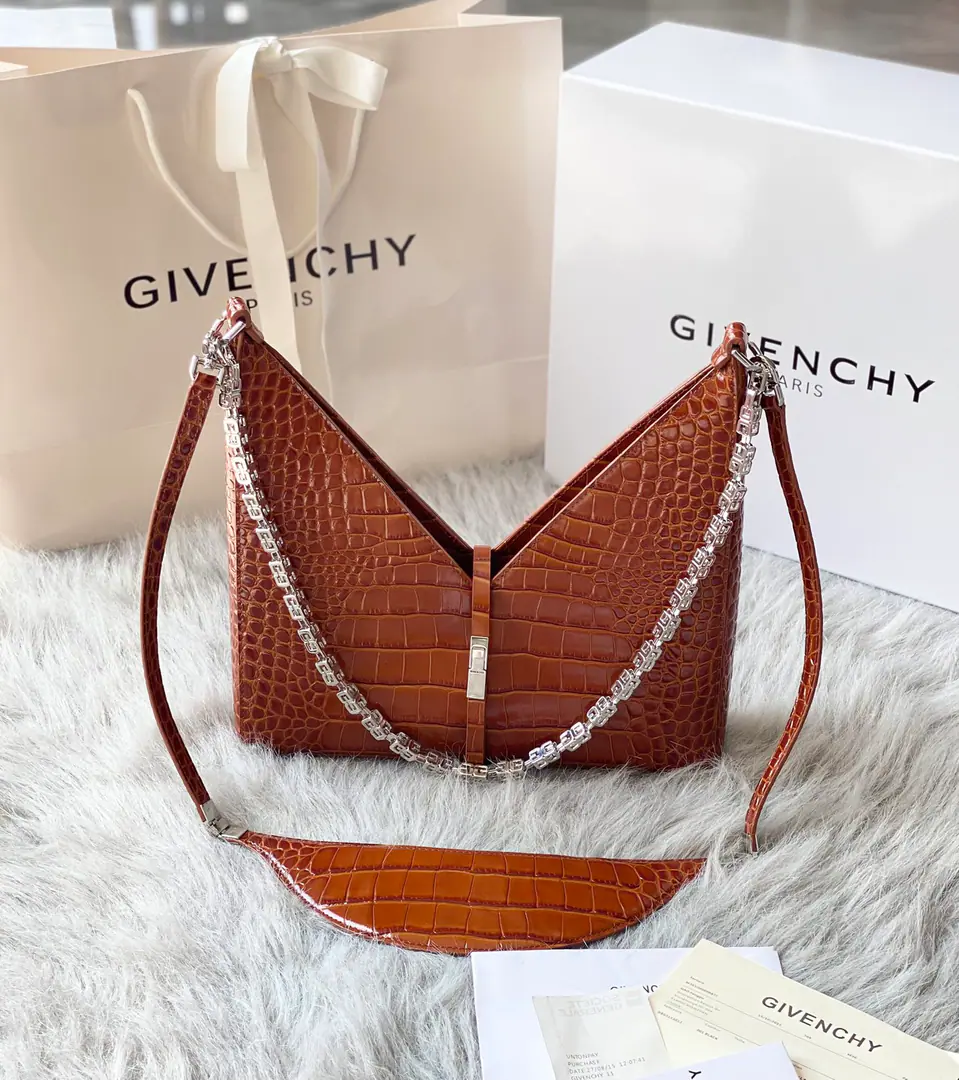 Batch Top First List📢🇫🇷French.GHome.2021Spring and summer are all new.VshapeCut Out Handbag. The French factory was alligator skin. With bronze.4GThe hardware chain.⛓️ size: 27*27*6