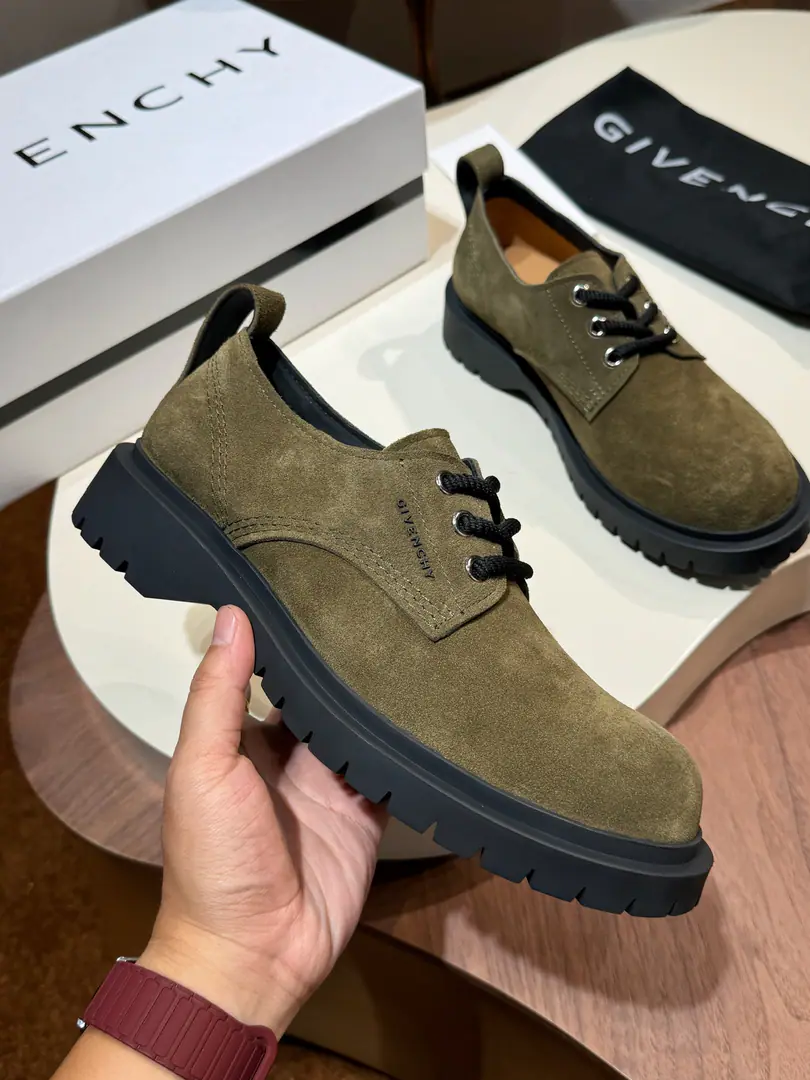 Givenchy TerraMartin boots, man. Importing cattle leather Martin boots., The foot is adorned by4G logoMetal clipping straps., Cavalry buttons are thick., Side3DPrintlogo, Heeling with a stereo brand.logo Imported cattle skin+In the cow's skin.+The bottom of the private model. Size: 39-44(38.45Do it.）