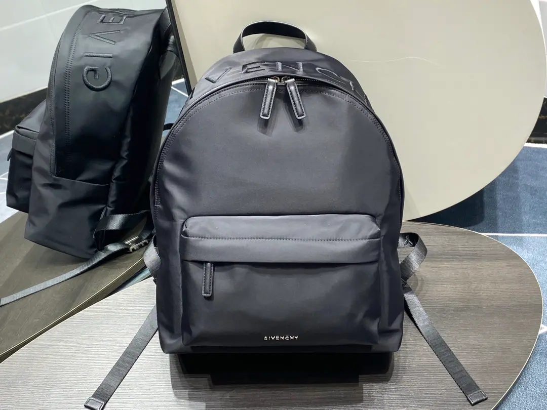 Batch Top First Class France🇫🇷GIVENC*Y Ki-ho.*Heath. Double shoulder backpack. Synchronise update of cabinet, Men and women with a gender-neutral temperament, The nylon fabric is made with a cow skin., The reticence is good., Different from the market., The hardware is not marketed in gold., A comparison of the silver in the cabinet.. Dimensions: 35x9x45cm