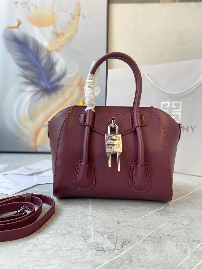 Batch GivenchyThe latest classic of the Kifwanshi.Antignoa！The geometry of the shape., It's hard to be unloved., We'll have to get out of the circle., Turn around and blow the money.！Both men and women.！♪ And you can cross ♪, Capacity practical！You must buy this bag.！Will you,！💘💘💘 Dimensions: 23x27x13