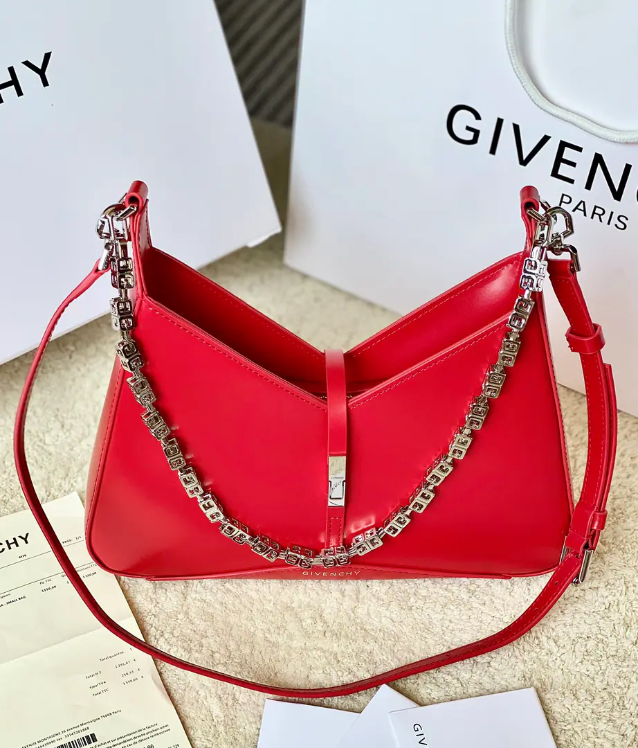 Batch Top First List📢🇫🇷French.GHome.2023LatestCut Out Handbag. Original French factoryboxPee. With bronze.4GThe hardware chain.⛓️ size: 29*23*6 Search the number.19119